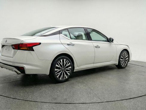 Used 2025 Nissan Altima 2.5 SV FWD image 9