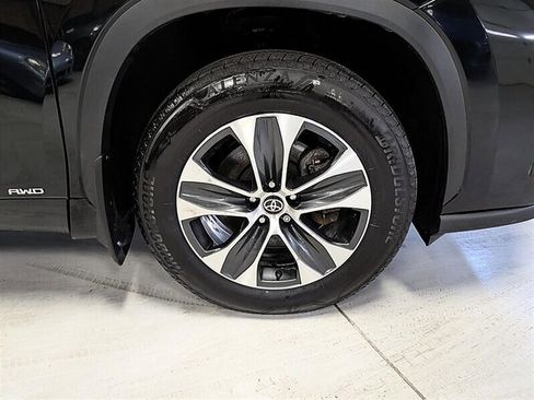 Used 2025 Toyota Highlander XLE AWD/4WD image 12