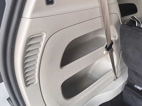 Used 2023 Chrysler Pacifica Touring-L FWD image 10