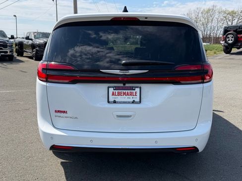 New 2026 Chrysler Pacifica Select FWD image 4