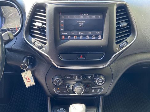 Used 2020 Jeep Cherokee Latitude w/ Cold Weather Group AWD/4WD image 24