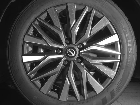 Used 2025 Nissan Altima 2.5 SV FWD image 12