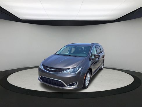 Used 2017 Chrysler Pacifica Touring-L FWD image 4