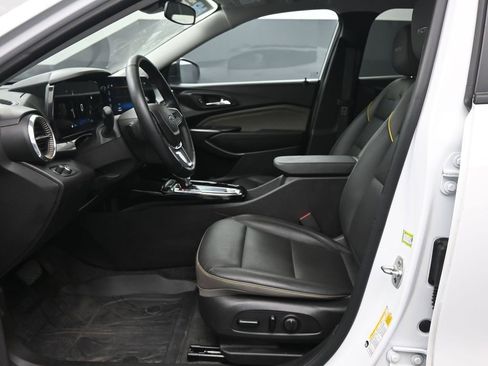 Used 2025 Chevrolet Trax ACTIV w/ Driver Confidence Package image 21