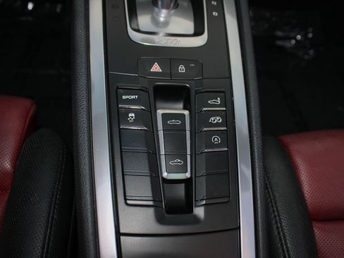 Used 2019 Porsche 718 Boxster RWD image 22