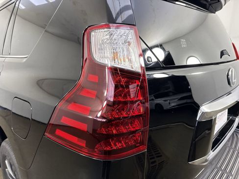 Used 2022 Lexus GX 460 Premium w/ Accessory Package AWD/4WD image 32