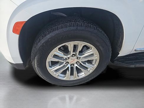 Used 2024 GMC Yukon SLT w/ SLT Luxury Package image 12