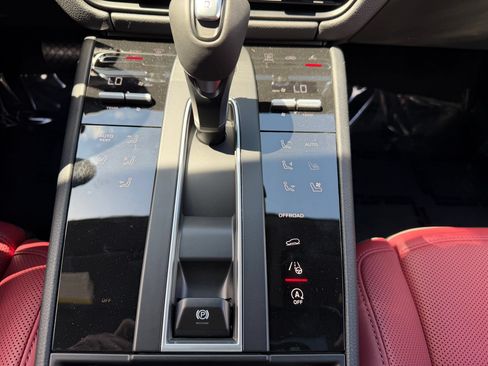 Certified 2026 Porsche Macan AWD/4WD image 28