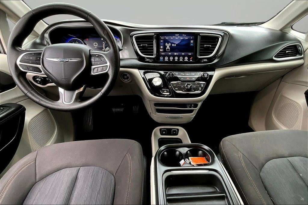 Used 2020 Chrysler Pacifica Touring w/ Advanced Safetytec Group FWD image 7