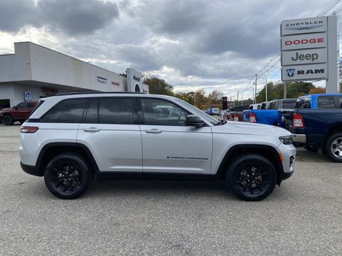 Certified 2024 Jeep Grand Cherokee Altitude image 2