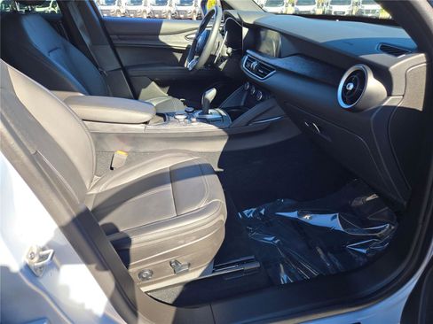 Used 2024 Alfa Romeo Stelvio Sprint image 7