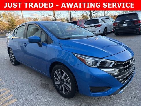 Used 2023 Nissan Versa SV image 3