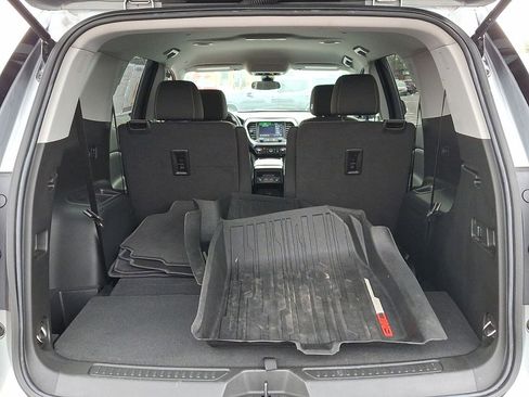 Used 2023 GMC Acadia SLE image 25