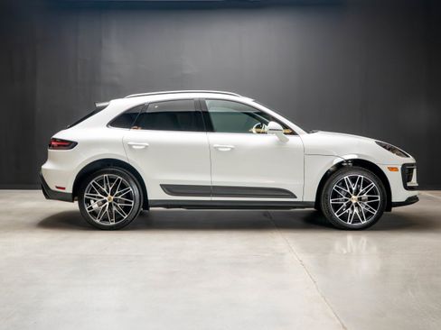 Certified 2026 Porsche Macan AWD/4WD image 8