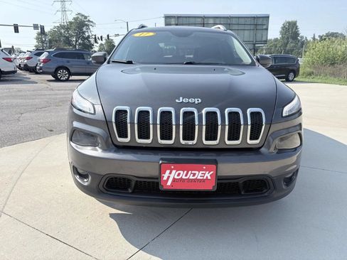 Used 2017 Jeep Cherokee Latitude w/ True North Edition AWD/4WD image 2