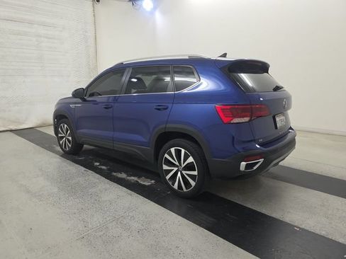 Used 2023 Volkswagen Taos SE w/ Panoramic Sunroof Package FWD image 3