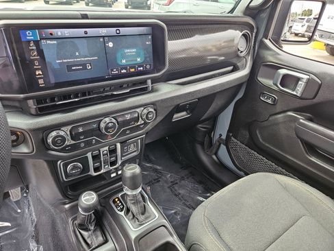 Used 2024 Jeep Gladiator Sport AWD/4WD image 21