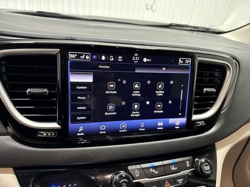 Used 2023 Chrysler Pacifica Touring-L image 14