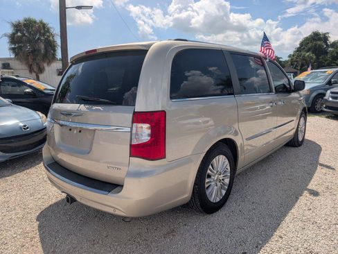 Used 2013 Chrysler Town & Country Limited w/ Luxury Group FWD image 5