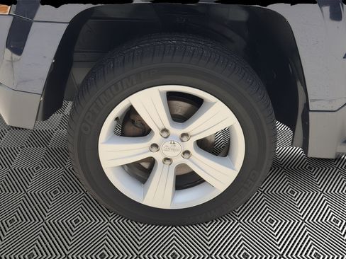 Used 2016 Jeep Patriot Latitude AWD/4WD image 12