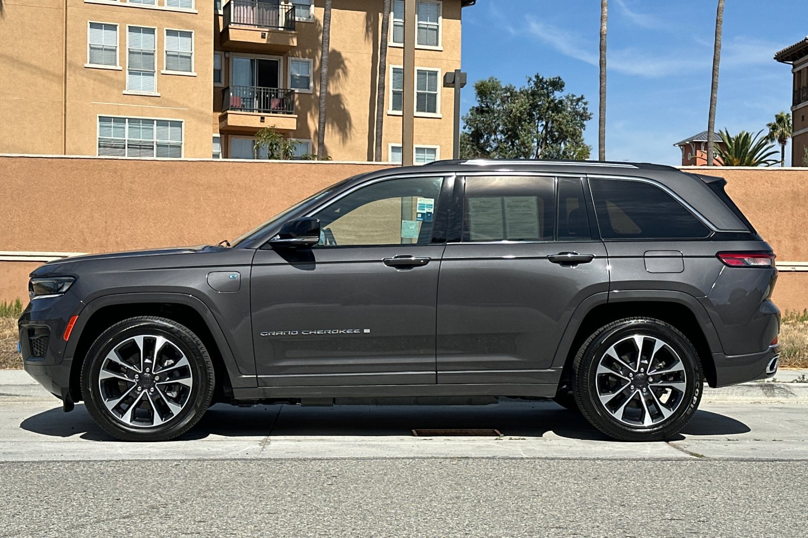 Used 2023 Jeep Grand Cherokee Overland w/ Advanced Protech Group III AWD/4WD image 7