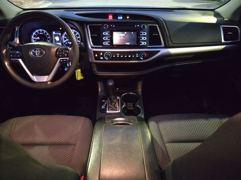 Used 2019 Toyota Highlander LE FWD image 10