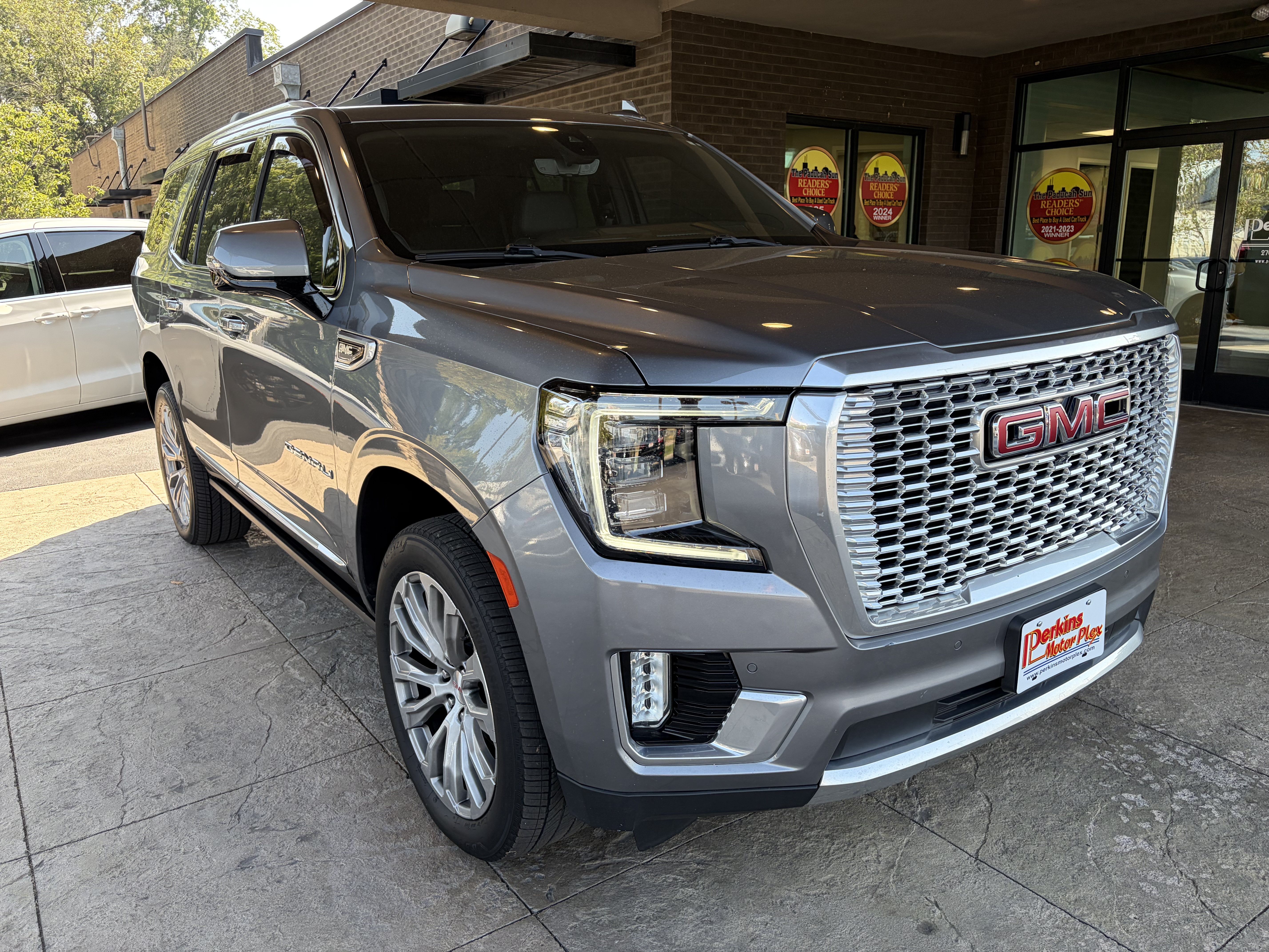 Used 2021 GMC Yukon Denali w/ Denali Premium Package AWD/4WD image 3
