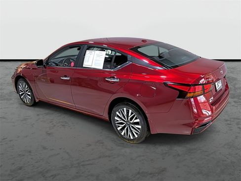 Used 2024 Nissan Altima 2.5 SV image 2