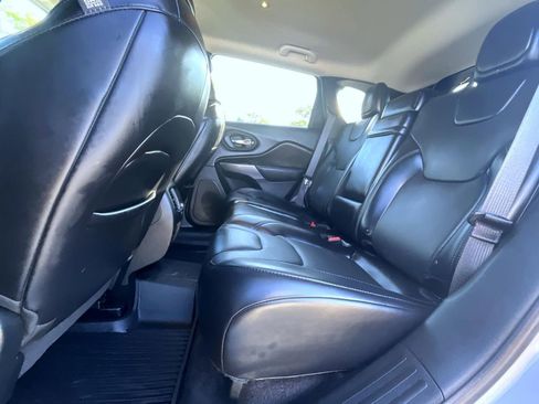 Used 2019 Jeep Cherokee Limited AWD/4WD image 21