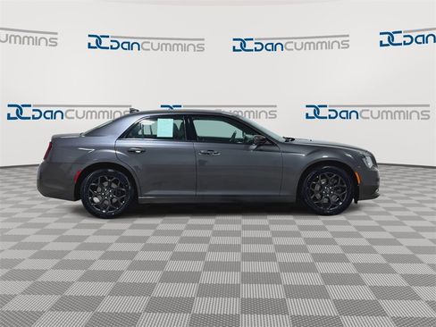 Used 2019 Chrysler 300 S image 9