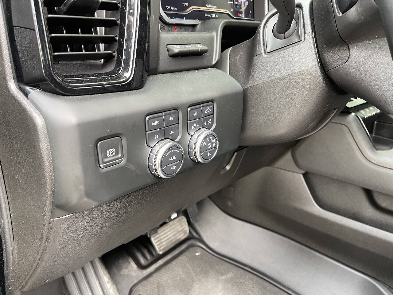 Used 2024 GMC Sierra 3500 AT4 w/ AT4 Premium Plus Package AWD/4WD image 13