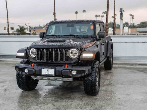 Used 2025 Jeep Gladiator Mojave AWD/4WD image 4