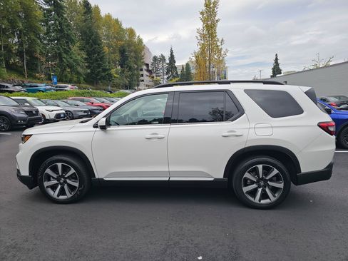Used 2024 Honda Pilot Touring image 4