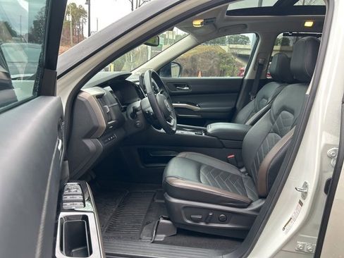 Used 2022 Nissan Pathfinder Platinum w/ Cargo Package image 8