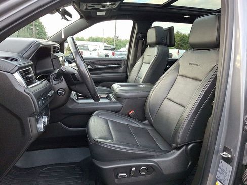 Used 2021 GMC Yukon XL Denali w/ Denali Premium Package image 16