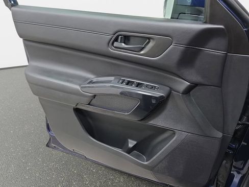 Used 2025 Nissan Pathfinder SV AWD/4WD image 27