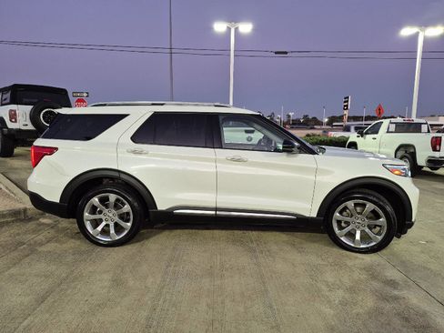 Certified 2020 Ford Explorer Platinum w/ Premium Technology Package image 8