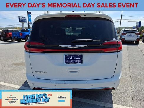Used 2023 Chrysler Pacifica Touring-L FWD image 9