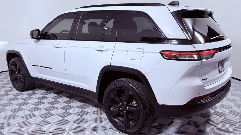 Used 2023 Jeep Grand Cherokee Altitude AWD/4WD image 5