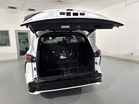 New 2026 Toyota Sienna XSE FWD image 11