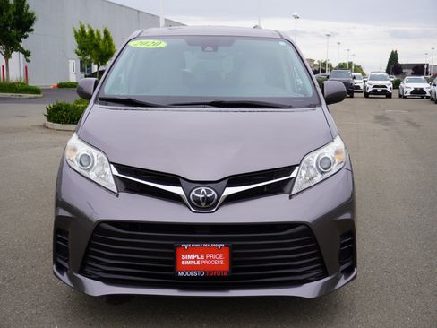 Used 2020 Toyota Sienna LE w/ Carpet Mat Package FWD image 6