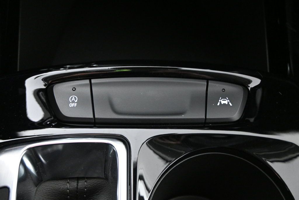 Used 2025 Chevrolet Trax LT FWD image 32