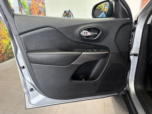 Used 2019 Jeep Cherokee Latitude Plus AWD/4WD image 22