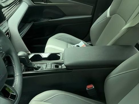 Used 2025 Toyota Camry SE w/ Convenience Package FWD image 5