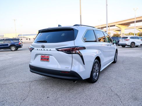 Certified 2026 Toyota Sienna XLE FWD image 7