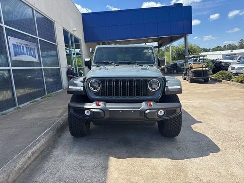 Used 2025 Jeep Wrangler Unlimited Rubicon w/ Convenience Group image 3