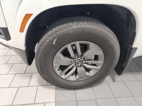 Used 2025 Nissan Frontier SV w/ SV Convenience Package RWD image 9
