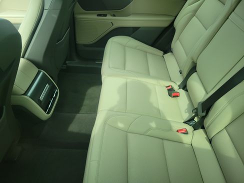 Certified 2025 Lincoln Nautilus Premier AWD/4WD image 7