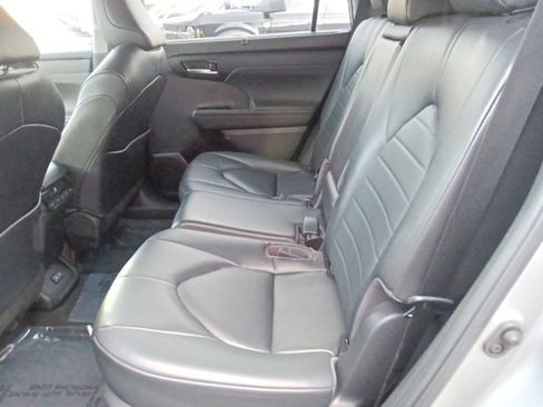 Used 2023 Toyota Highlander L image 28
