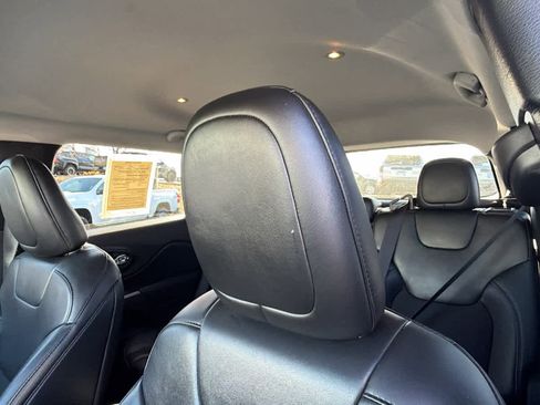 Used 2020 Jeep Cherokee Latitude Plus image 11